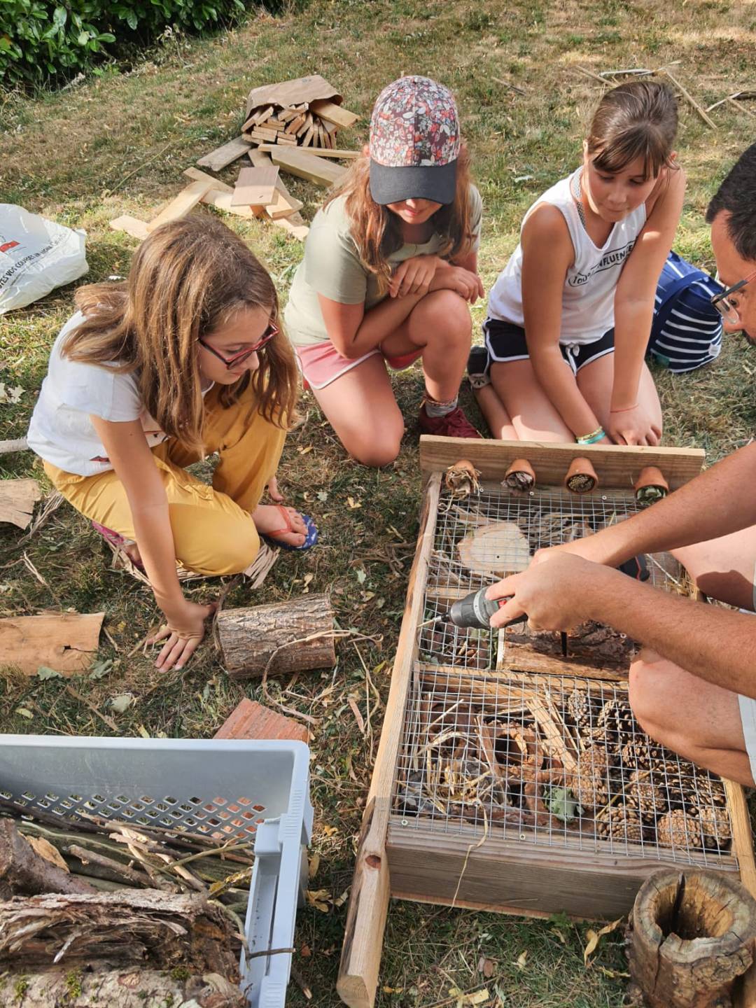 Réalisation d'un hôtel à insectes par les jeunes conseillers