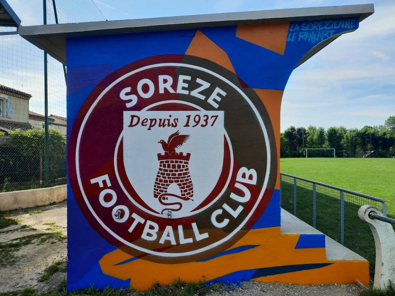 Atelier graff : la tribune aux couleurs du Sorèze Football Club
