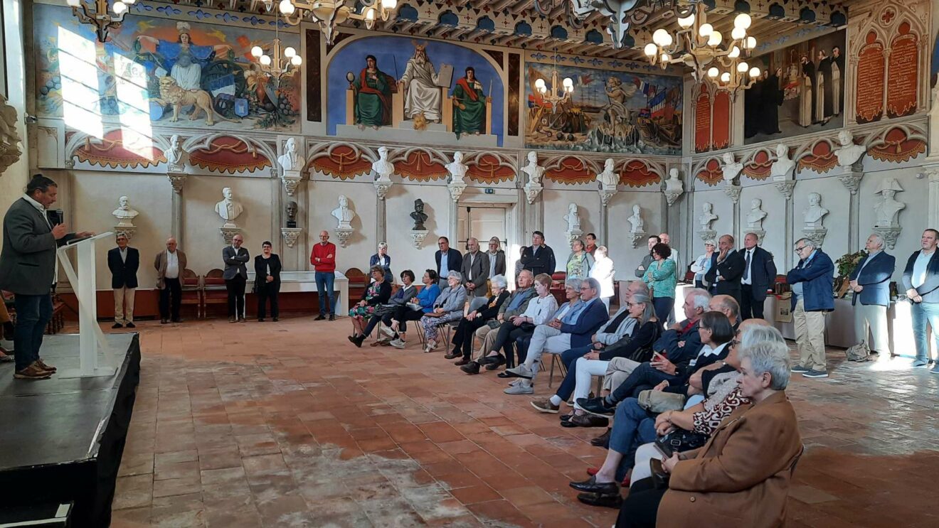 Don à la commune de l’habit d’académicien et de  l'épée de Jean Mistler